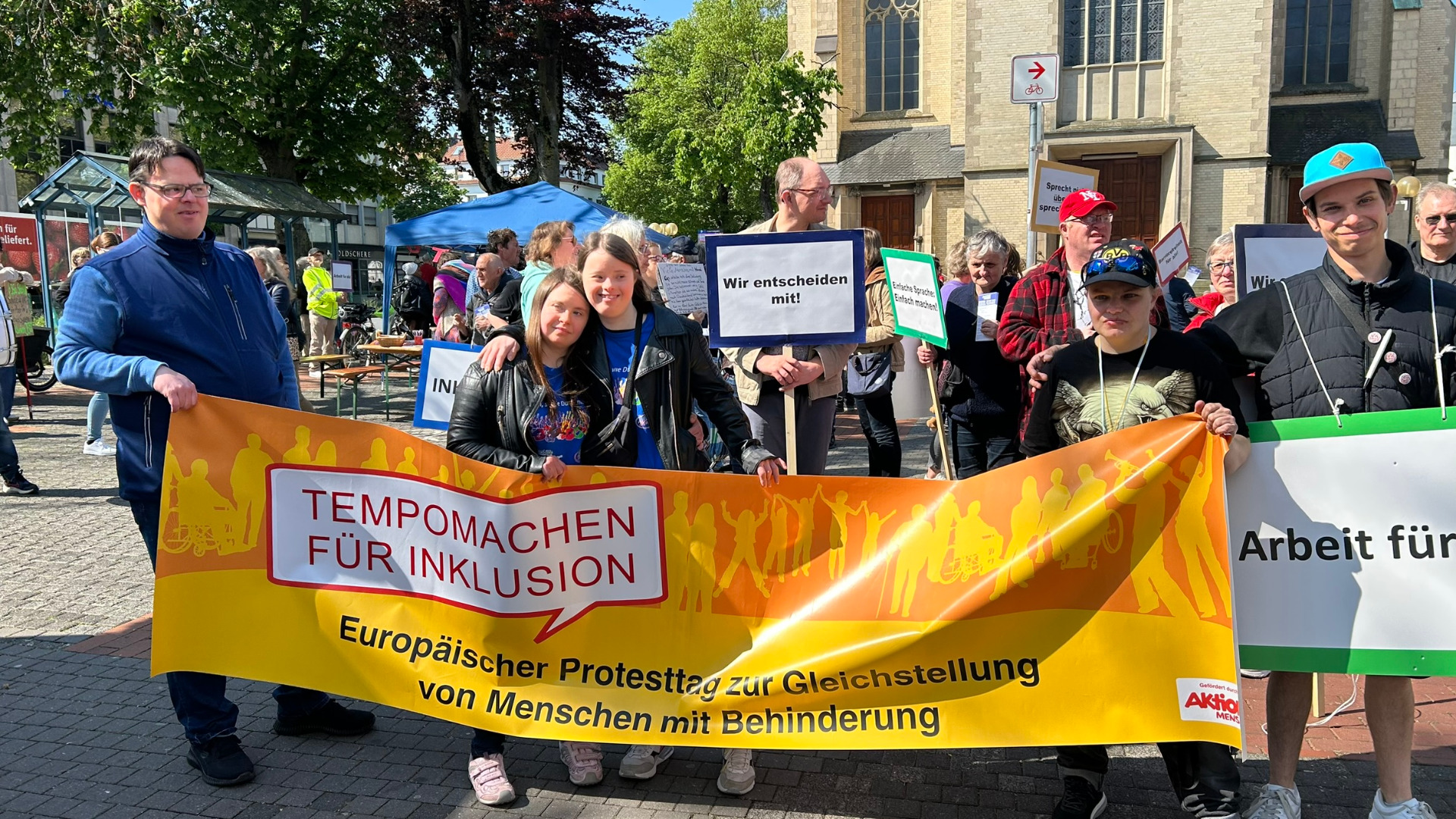 Protestmarsch 2026 - Rund  250 Menschen mit und ohne Einschränkung forderten beim Protestmarsch 2026 die Politiker auf, von Kürzungen bei der Teilhabe Abstand zu nehmen. 