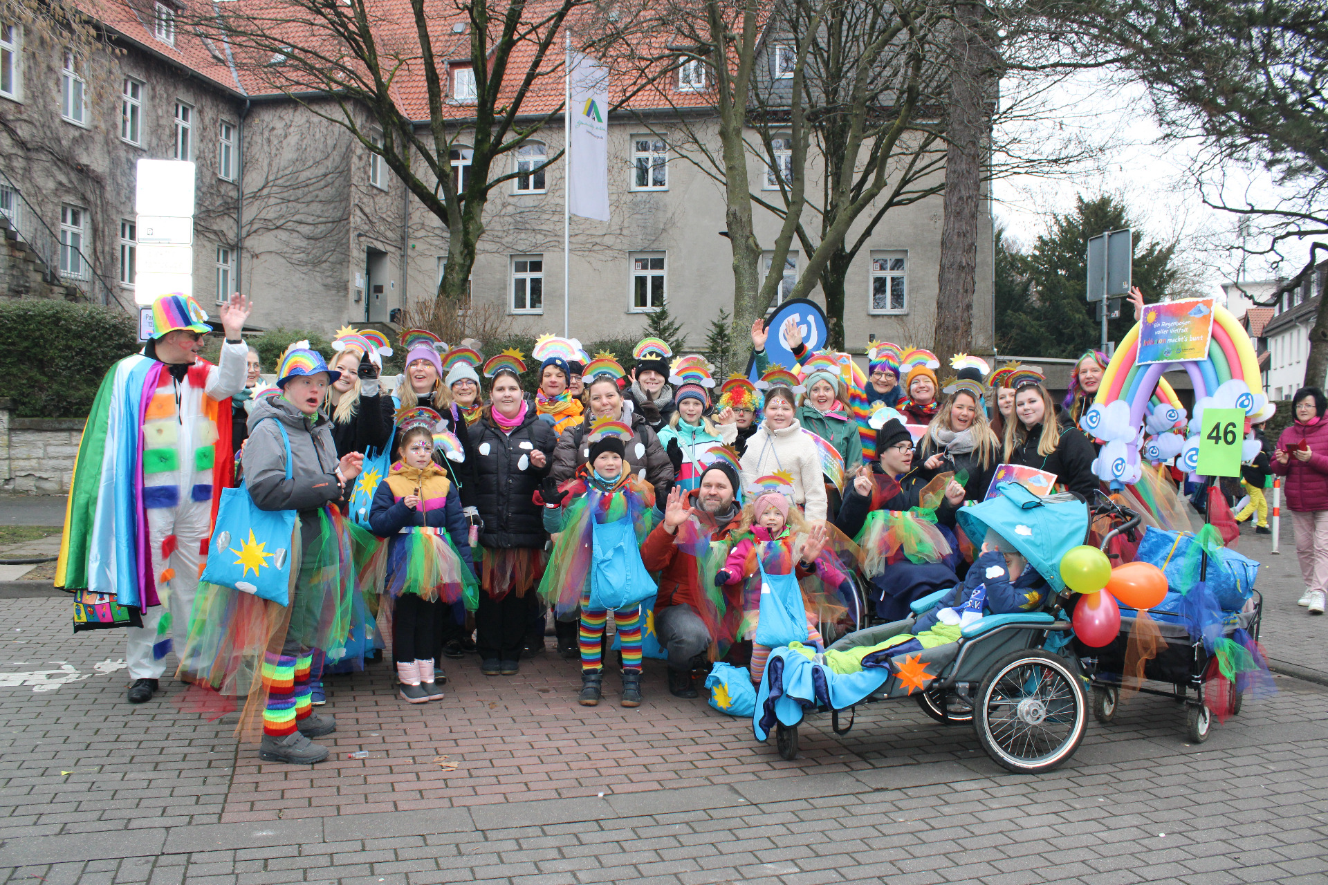 Weit über 30 Freunde, Mitarbeiter, Eltern und Familien bildeten die große Jeckengruppe der Lebenshilfe Paderborn. Wir sagen DANKE an alle, die Teil unserer bunten Truppe waren!