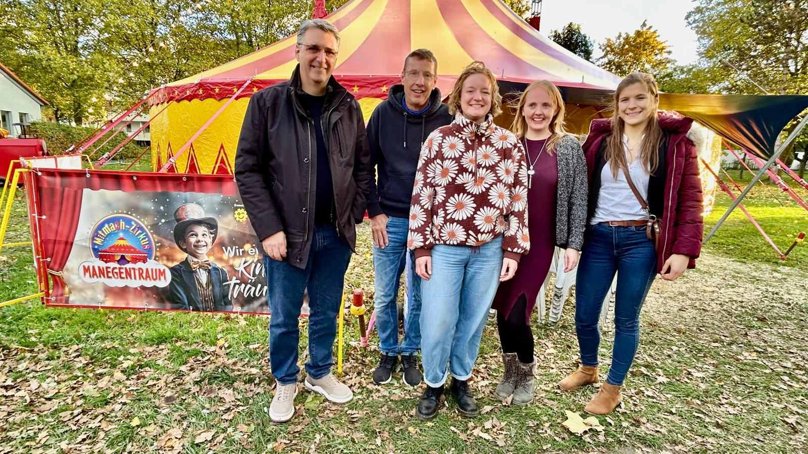 Ein starkes Team - Guido Richter (Geschäftsführer Lebenshilfe Paderborn) Markus Tiggenkamp (Vorstand) Marie Soth und Sabrina Amedick (beide Projektleitung) und Darline Redotèe (Pädagogische Leitung) Ein starkes Team - Guido Richter (Geschäftsführer Lebenshilfe Paderborn) Markus Tiggenkamp (Vorstand) Marie Soth und Sabrina Amedick (beide Projektleitung) und Darline Redotèe (Pädagogische Leitung)