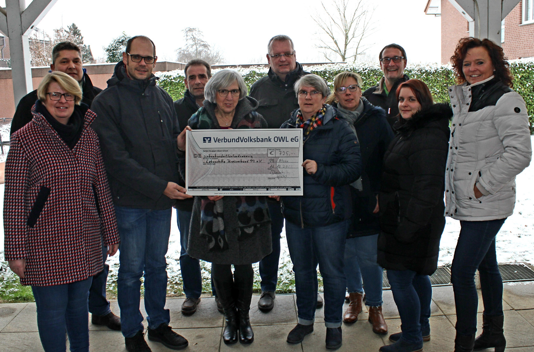 Spendenübergabe dürch die Nachbarschaftsinitiative - Anne Schlenger, Adrian Sieweke, Viktor Engelke, Willi Kutowski, Ursula Stienen, Markus Schlenger, Steffi Kutowski, Sabrina Sieweke, Dietmar Lübbers, Anna Kutowski, Silvia Stampke